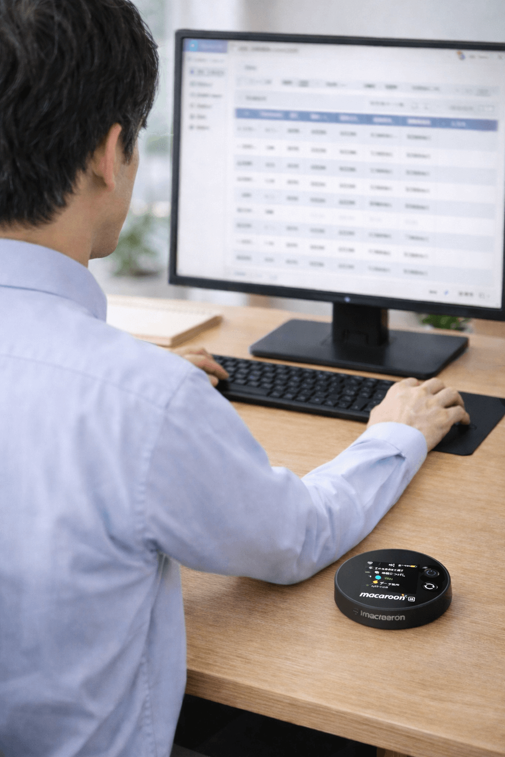 PC作業する男性