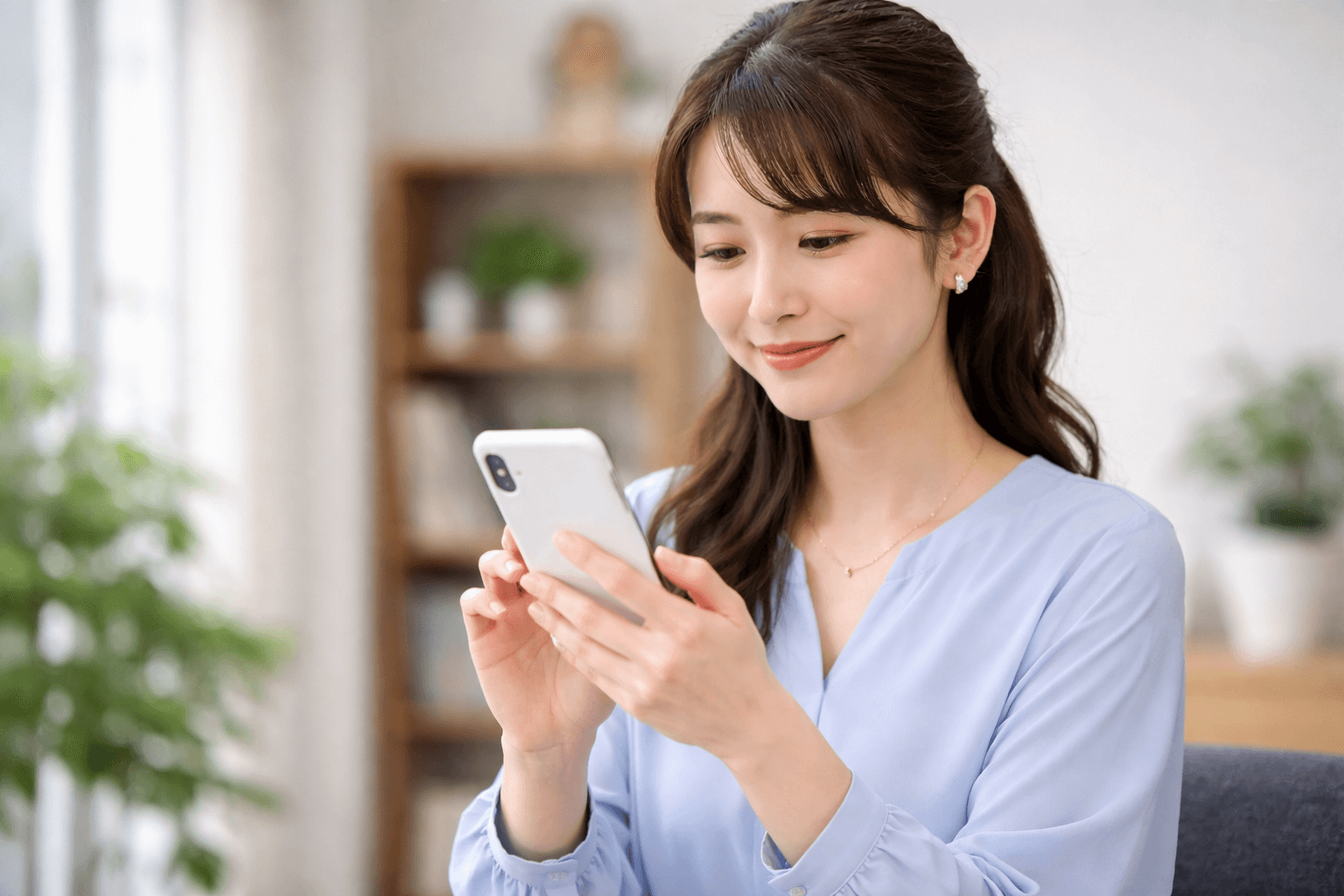 スマホを使う女性